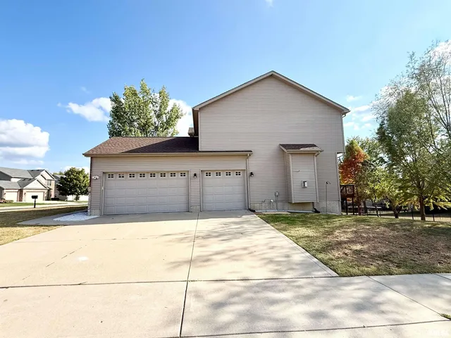 $495,000 | 7027 North Buckeye Drive, Edwards, IL 61528