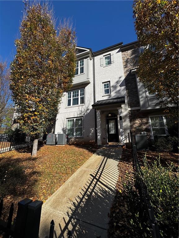 20 Wren Drive Roswell, GA 30076 - Photo 2 of 37 a view of a house with a yard