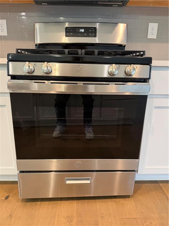 20 Wren Drive Roswell, GA 30076 - Photo 33 of 37 a stove top oven sitting inside of a kitchen