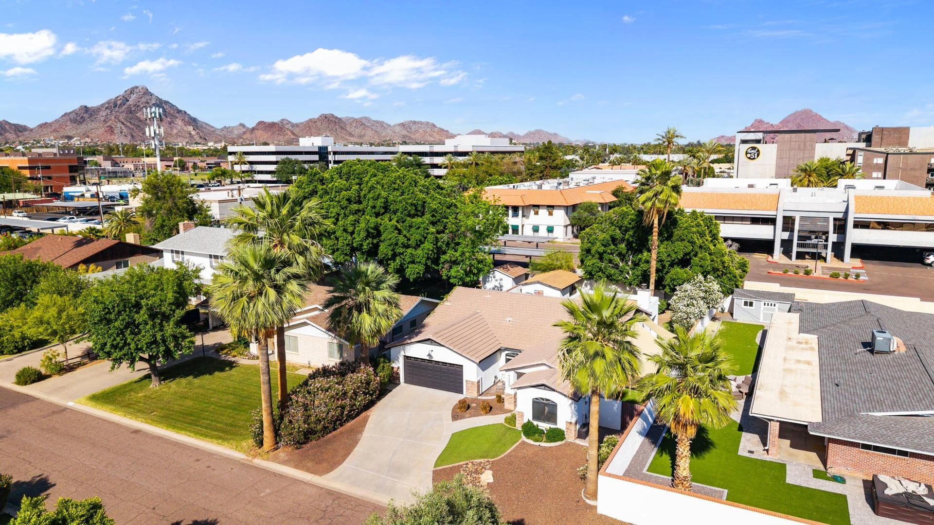 5233 North 15th Street Phoenix, AZ 85014 - Photo 3 of 55 a view of a city with lawn chairs