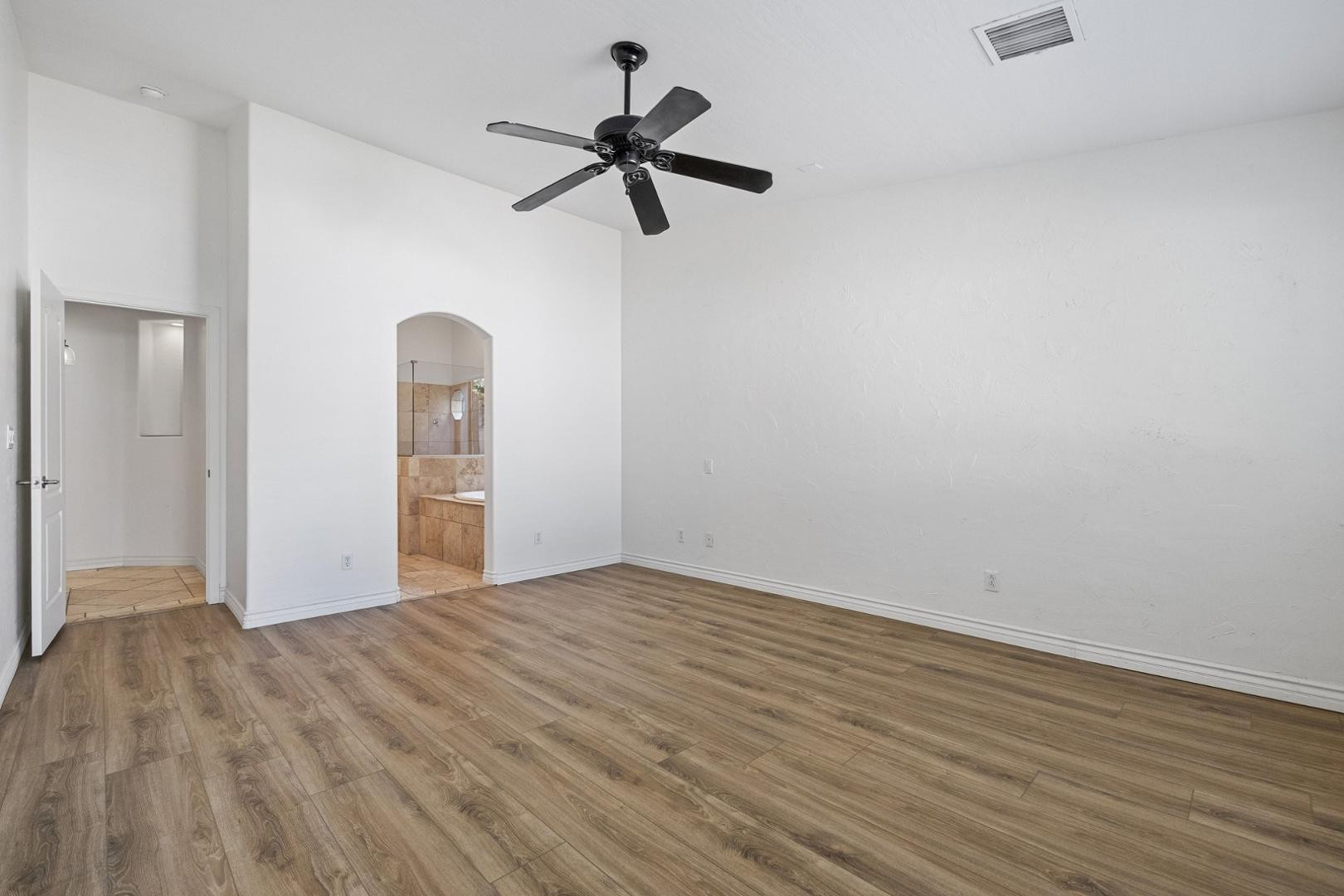 5233 North 15th Street Phoenix, AZ 85014 - Photo 32 of 55 a view of empty room with wooden floor and ceiling fan