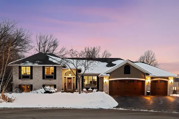 $675,000 | 305 Pondview Lane, Chaska, MN 55318