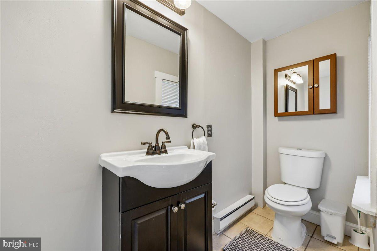 22165 Big Woods Road Dickerson, MD 20842 - Photo 5 of 28 Half Bathroom