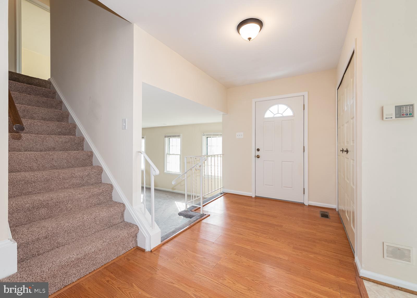 5047 Whetstone Road Columbia, MD 21044 - Photo 5 of 39 FOYER with LAMINATE FLOORING.