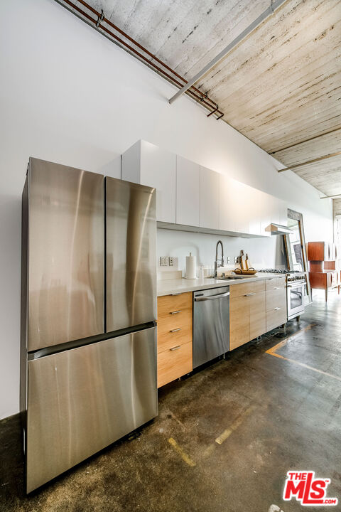 1855 Industrial Street, Unit 703 Los Angeles, CA 90021 - Photo 20 of 51 a kitchen with refrigerator and cabinets