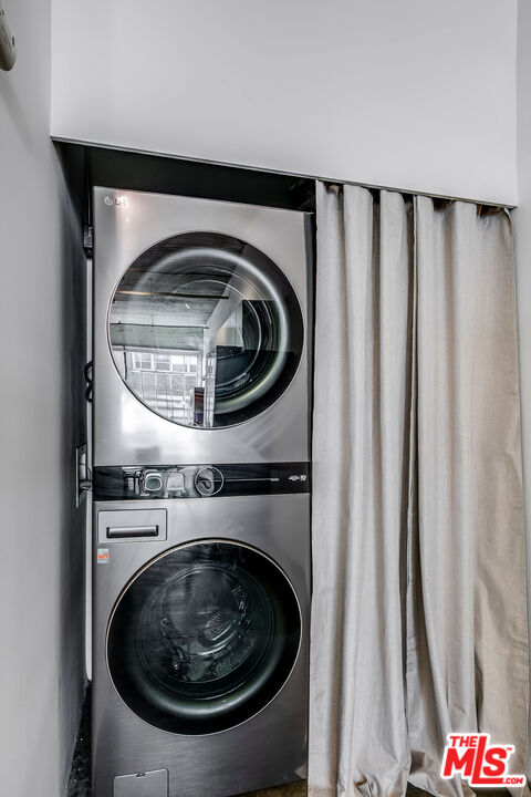 1855 Industrial Street, Unit 703 Los Angeles, CA 90021 - Photo 21 of 51 a utility room with dryer and washer