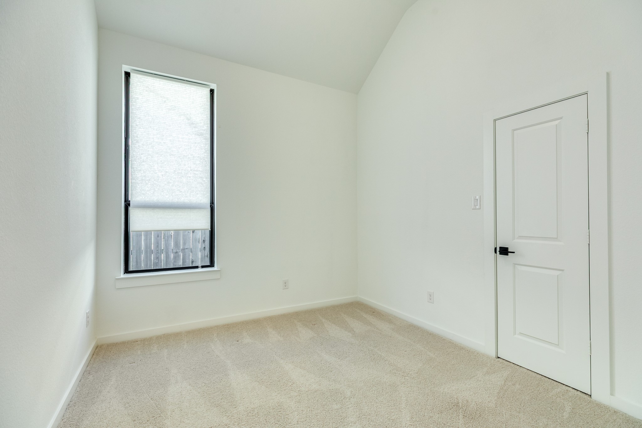 3806 Shackleton Court Rosharon, TX 77583 - Photo 12 of 50 Guest bedroom facing the side yard, very spacious with a large closet. The carpet is also in like-new condition.