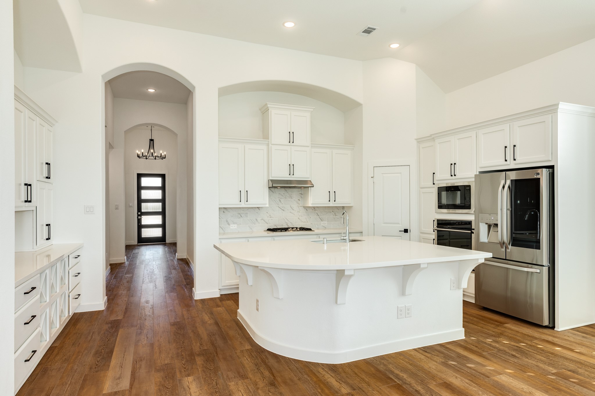 3806 Shackleton Court Rosharon, TX 77583 - Photo 14 of 50 Spacious kitchen with an oversized island, ample barstool space, and opens to the family area.