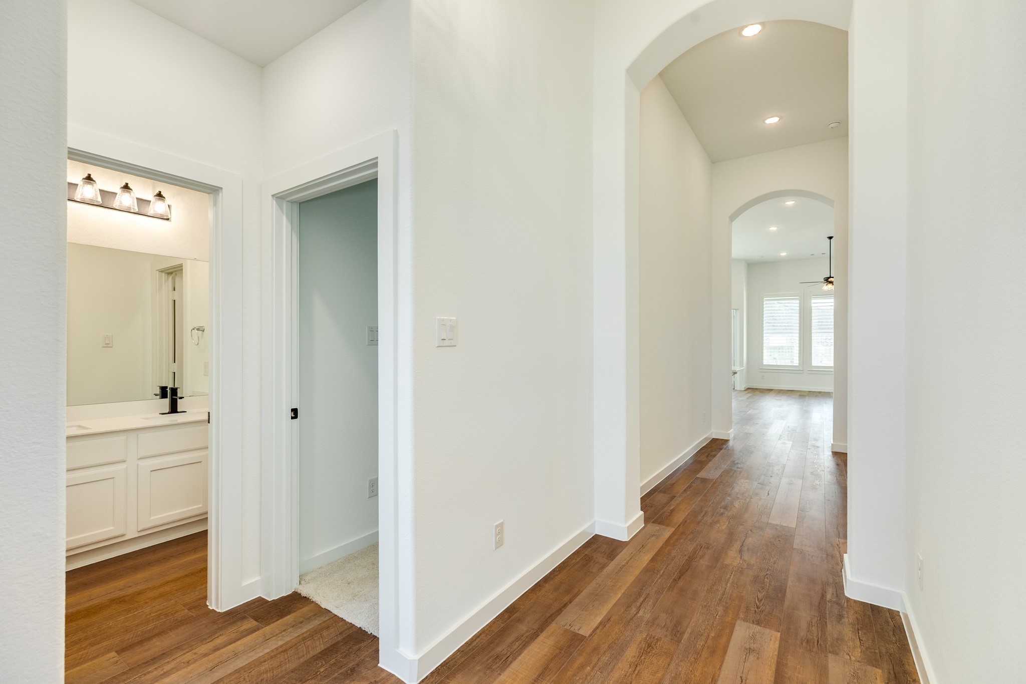 3806 Shackleton Court Rosharon, TX 77583 - Photo 6 of 50 The archway provides a welcoming entrance to the secondary bedrooms and full bath, adding significant character to the hallway.