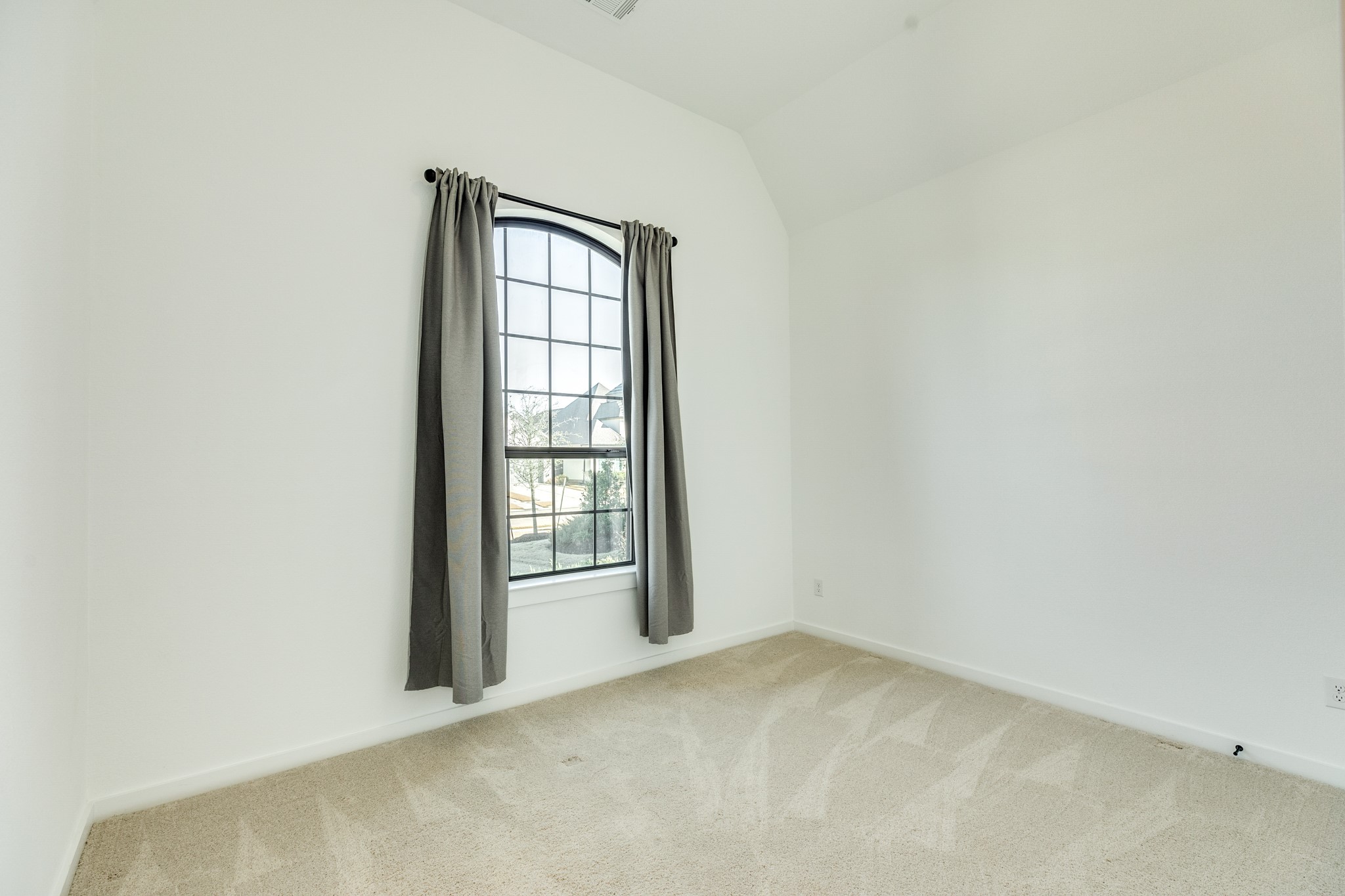 3806 Shackleton Court Rosharon, TX 77583 - Photo 7 of 50 Secondary bedroom with oversized window, street view. Carpet is in excellent condition.