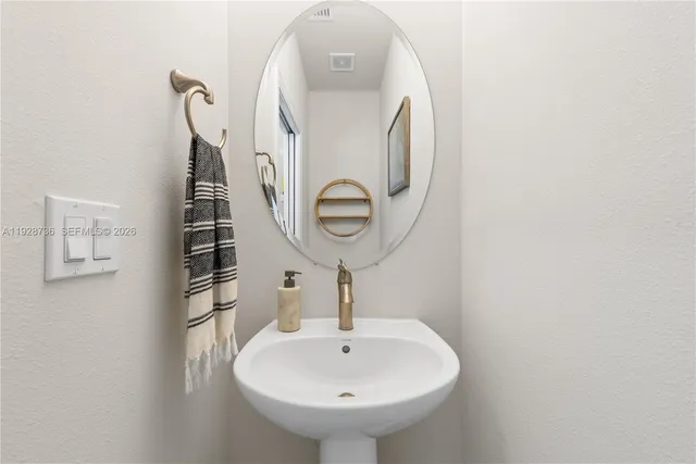 $3,500 | 1030 Eucalyptus Drive, Unit 2, Hollywood, FL 33021