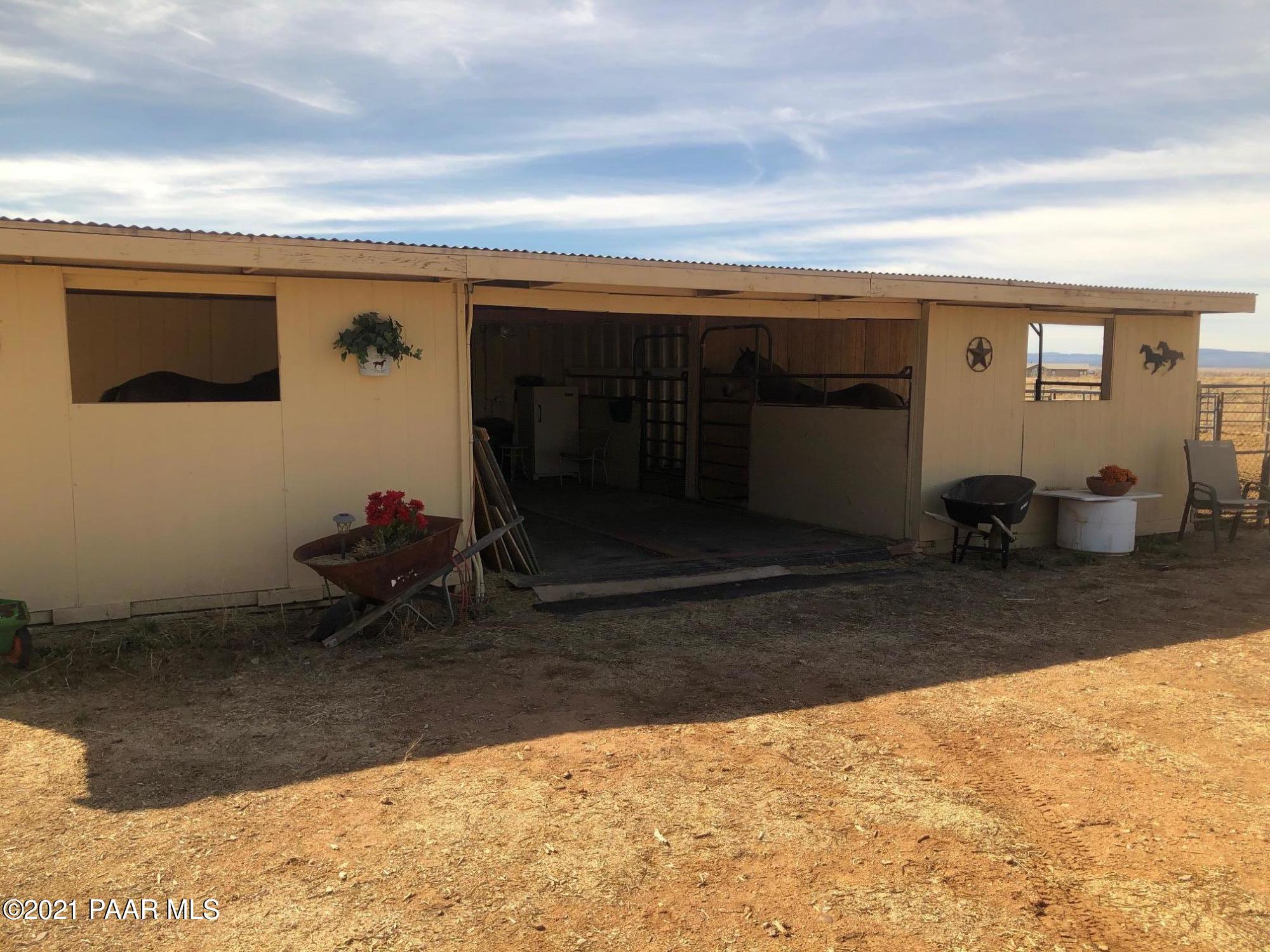 25360 North High Desert Road Paulden, AZ 86334 - Photo 7 of 16 a view of a garage