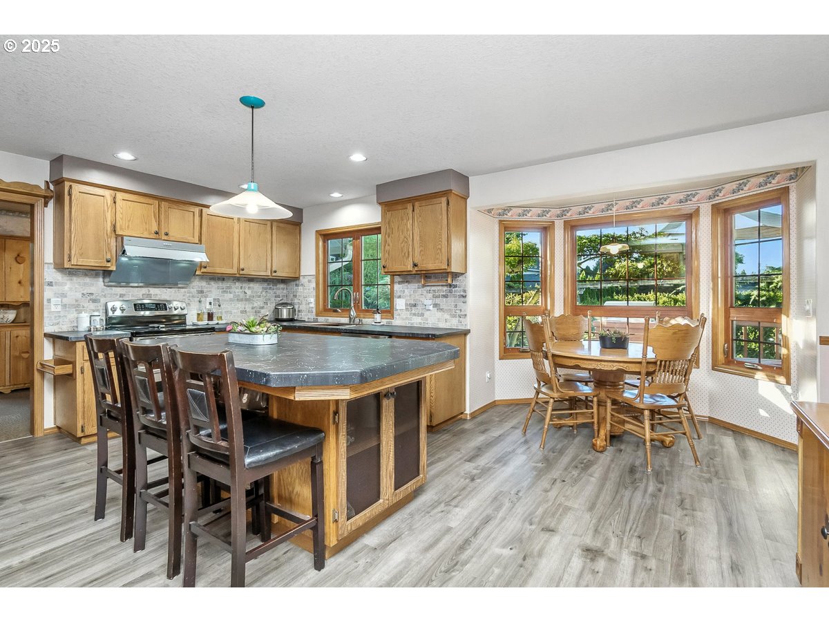 8715 Southwest Tachi Court Tualatin, OR 97062 - Photo 12 of 48 Kitchen/Nook