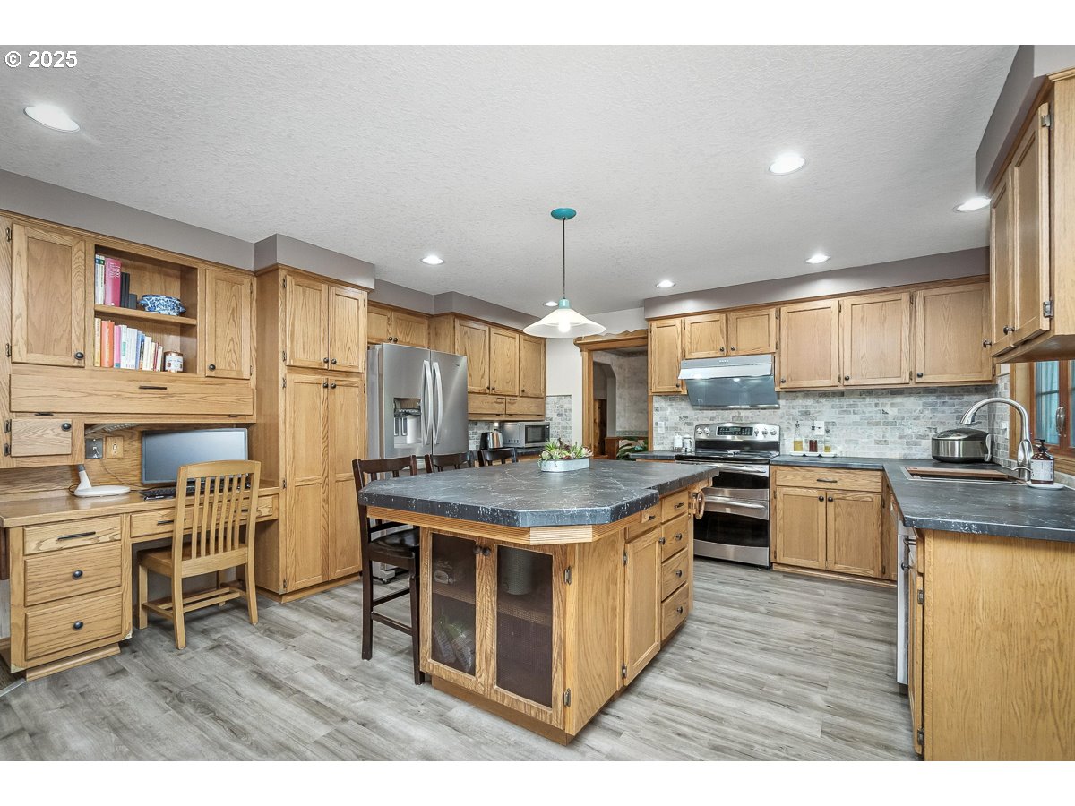 8715 Southwest Tachi Court Tualatin, OR 97062 - Photo 13 of 48 Kitchen
