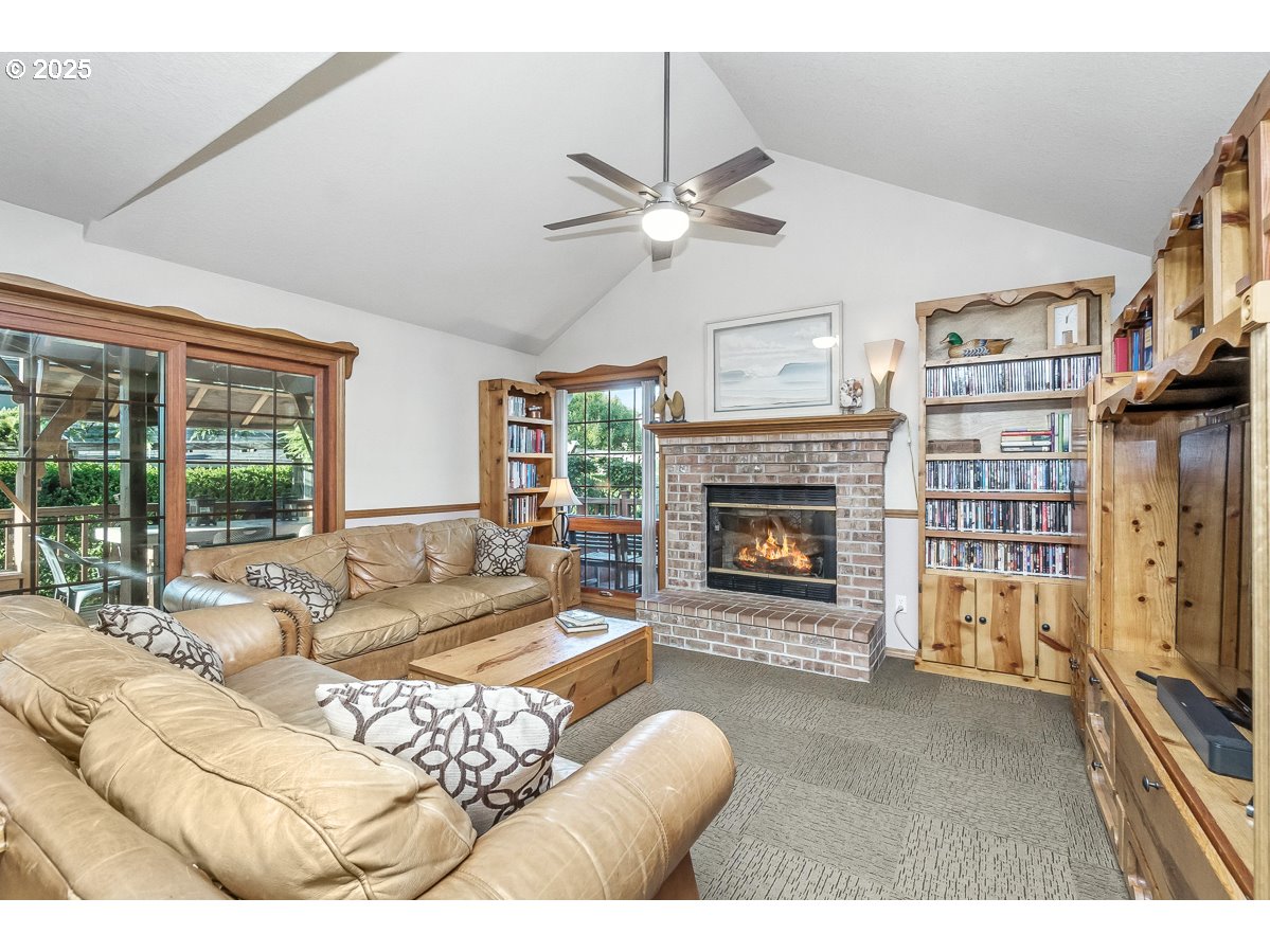 8715 Southwest Tachi Court Tualatin, OR 97062 - Photo 17 of 48 Family Room