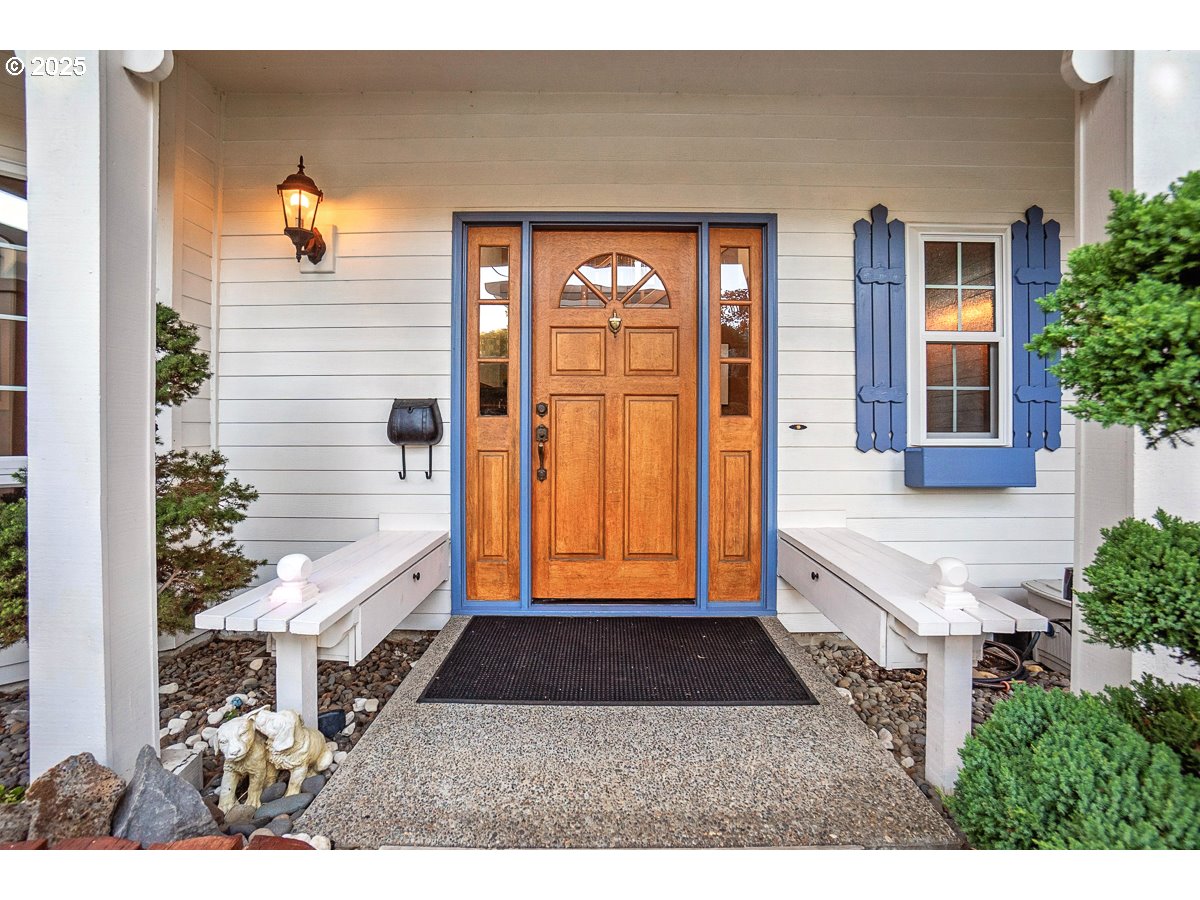 8715 Southwest Tachi Court Tualatin, OR 97062 - Photo 4 of 48 Entrance/Foyer