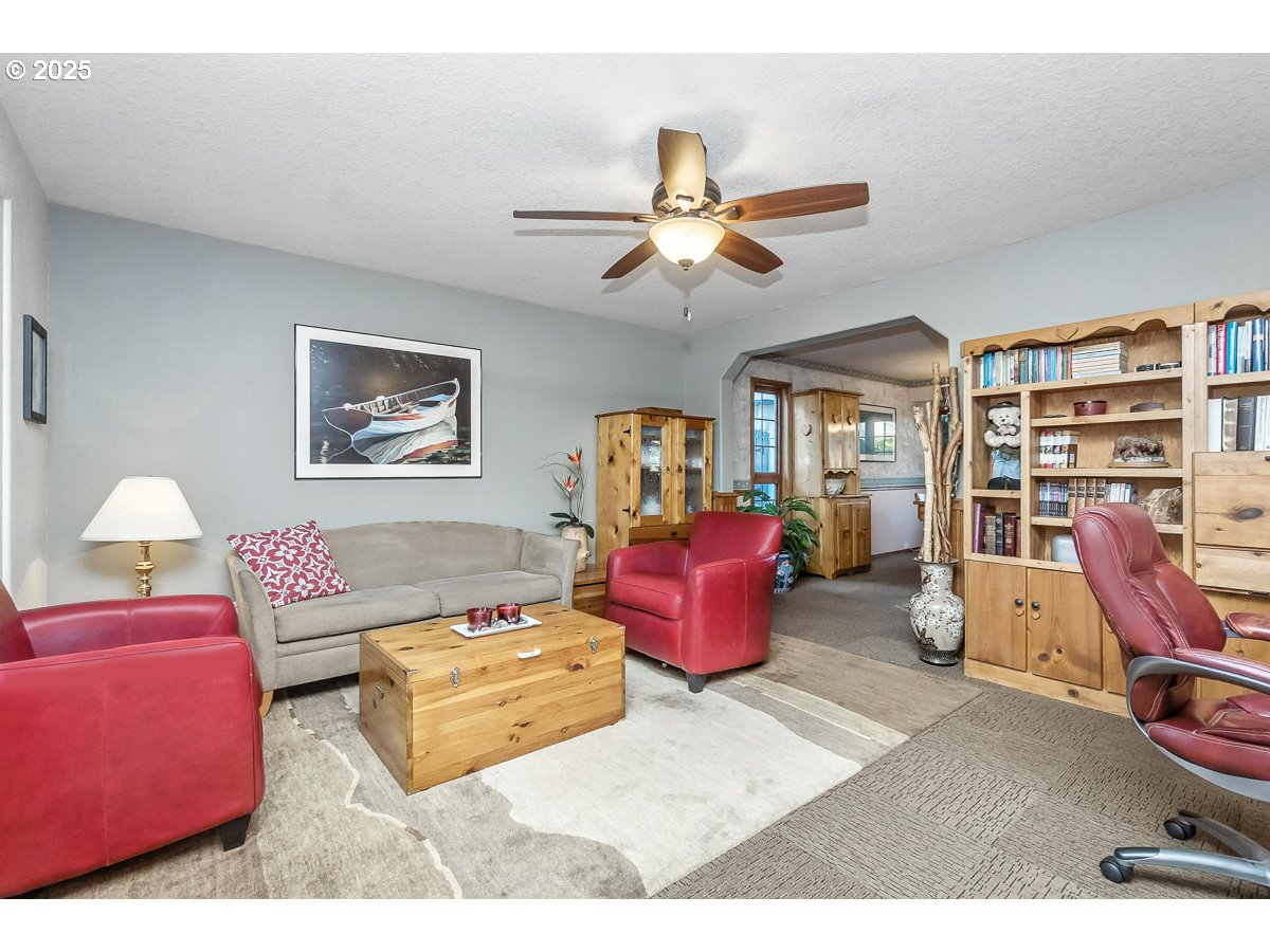 8715 Southwest Tachi Court Tualatin, OR 97062 - Photo 6 of 48 Living Room