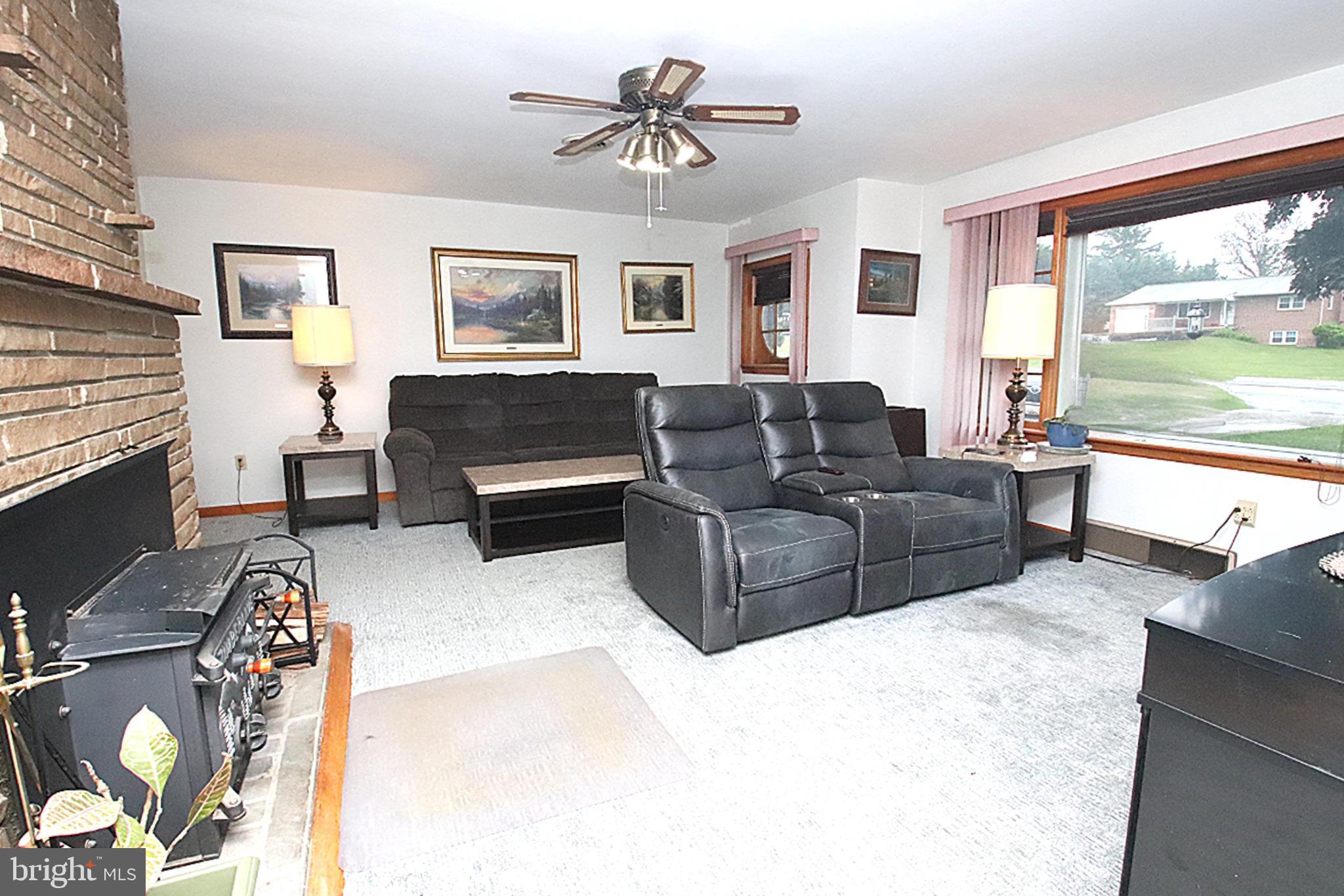 14540 National Pike Clear Spring, MD 21722 - Photo 7 of 37 Living Room
