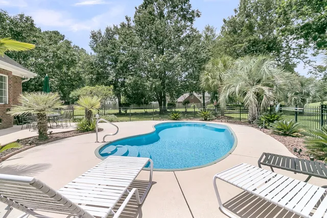 $650,000 | 697 Hamlet Circle, Goose Creek, SC 29445