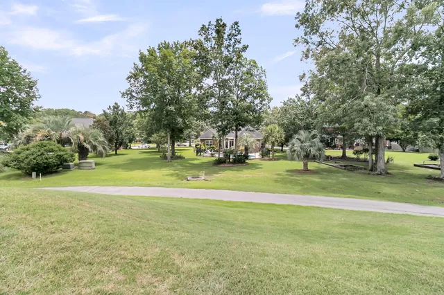 $650,000 | 697 Hamlet Circle, Goose Creek, SC 29445