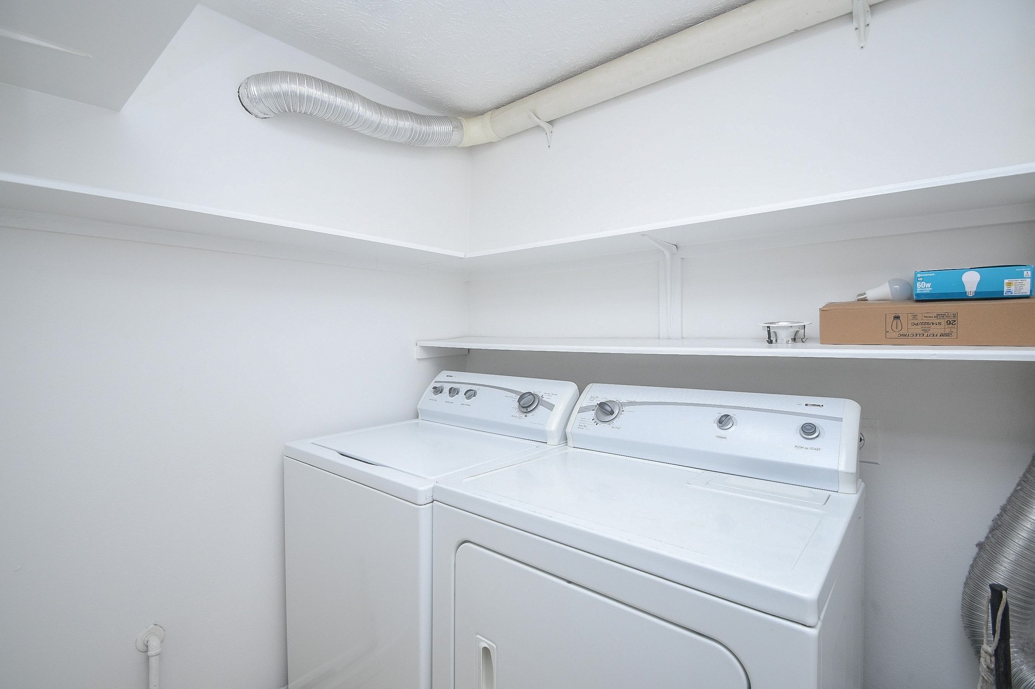 239 Malone Street, Unit B Houston, TX 77007 - Photo 31 of 35 Laundry room has washer and dryer