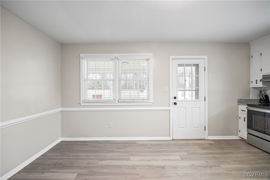 3605 Union Branch Road Petersburg, VA 23805 - Photo 14 of 40 Large eating area with double windows and space to