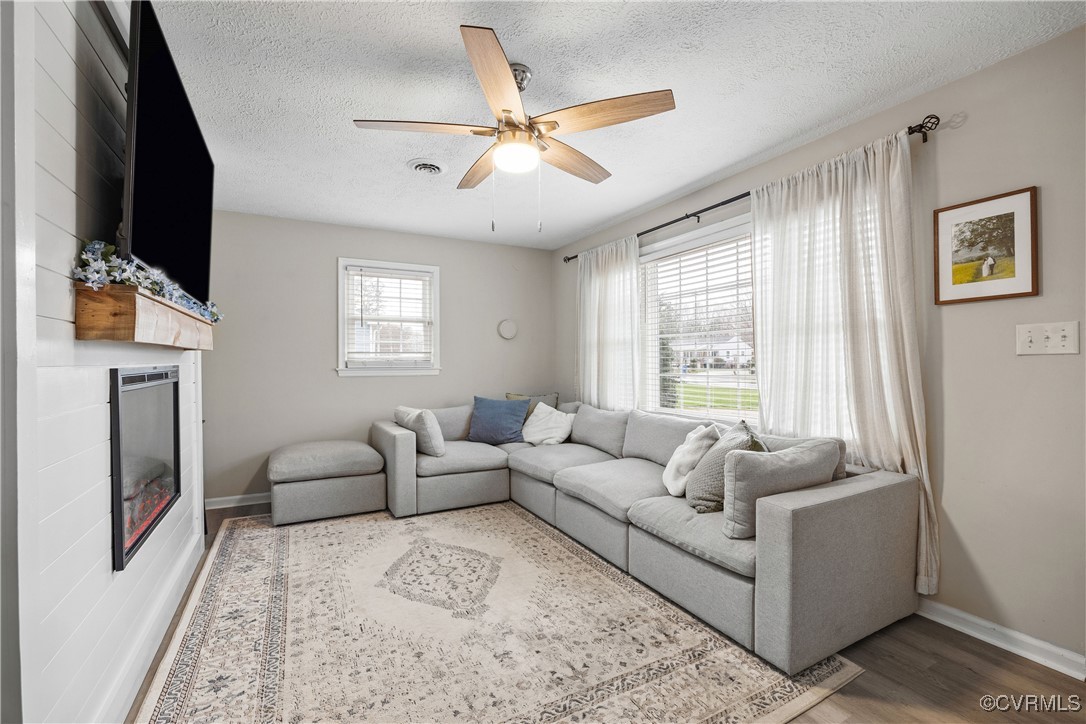 3605 Union Branch Road Petersburg, VA 23805 - Photo 5 of 40 Large living room with picture window.