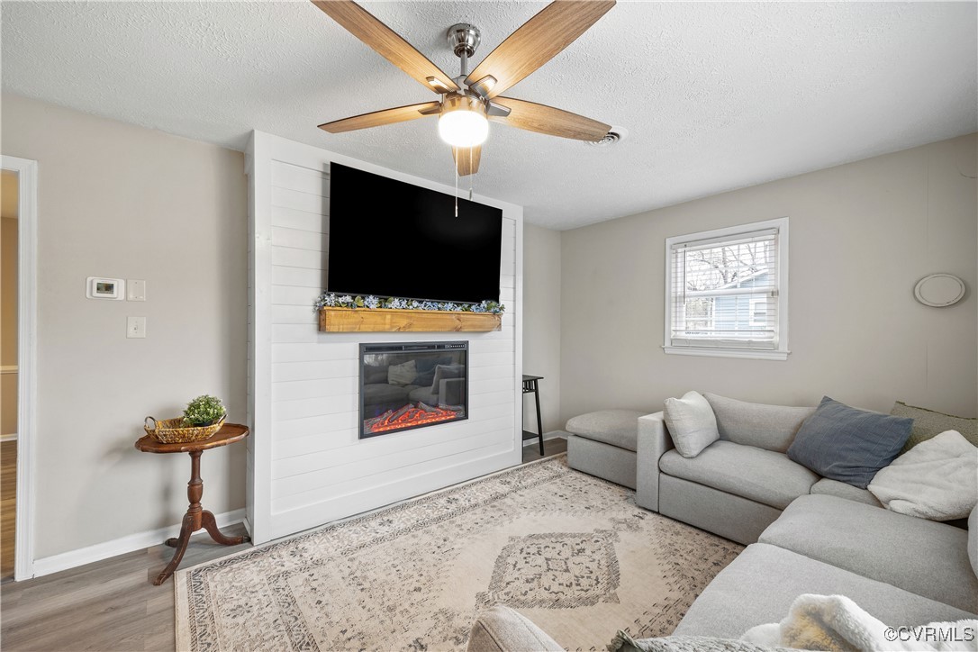 3605 Union Branch Road Petersburg, VA 23805 - Photo 9 of 40 Well appointed family space.