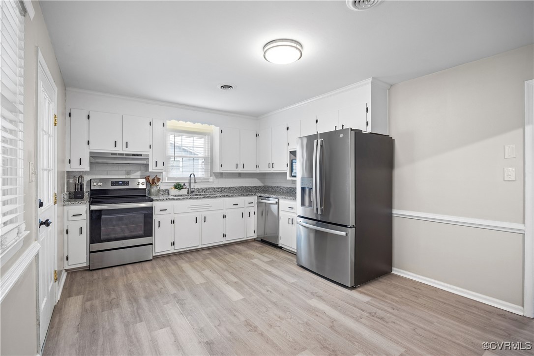 3605 Union Branch Road Petersburg, VA 23805 - Photo 10 of 40 Spacious kitchen with new LVP flooring!