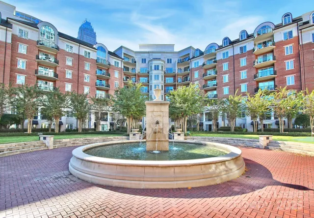 $2,300 | 300 West 5th Street, Unit 205, Charlotte, NC 28202