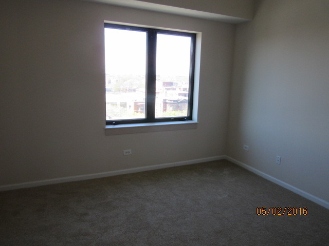 4848 North Sheridan Road, Unit 802 Chicago, IL 60640 - Photo 8 of 11 an empty room with a window