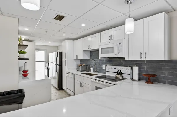 $3,900 | 3101 South Ocean Boulevard, Unit 302, Highland Beach, FL 33487