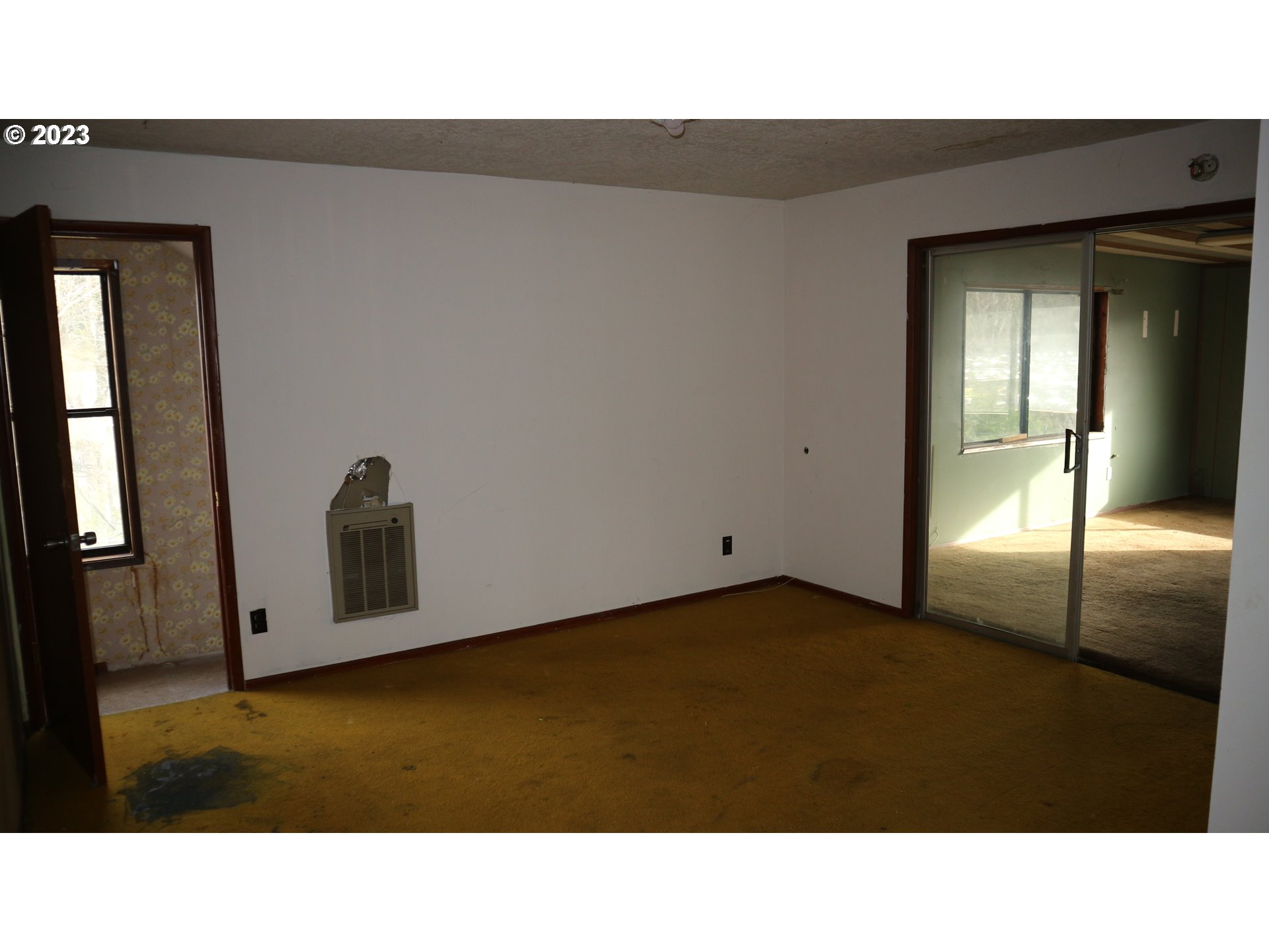 19480 Southeast Sunnyside Road Damascus, OR 97089 - Photo 8 of 16 a room with a bed