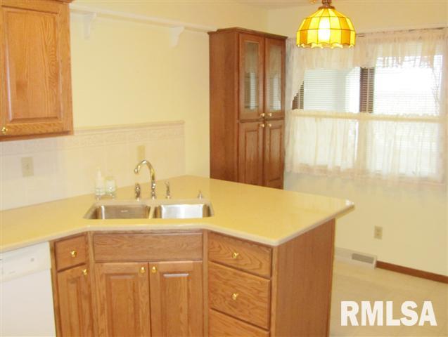 5905 Utica Ridge Road Davenport, IA 52807 - Photo 6 of 12