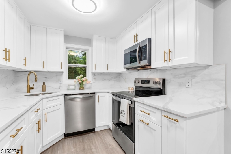 19 Sutton Road Hopatcong, NJ 07843 - Photo 7 of 38 Gallery Image 7