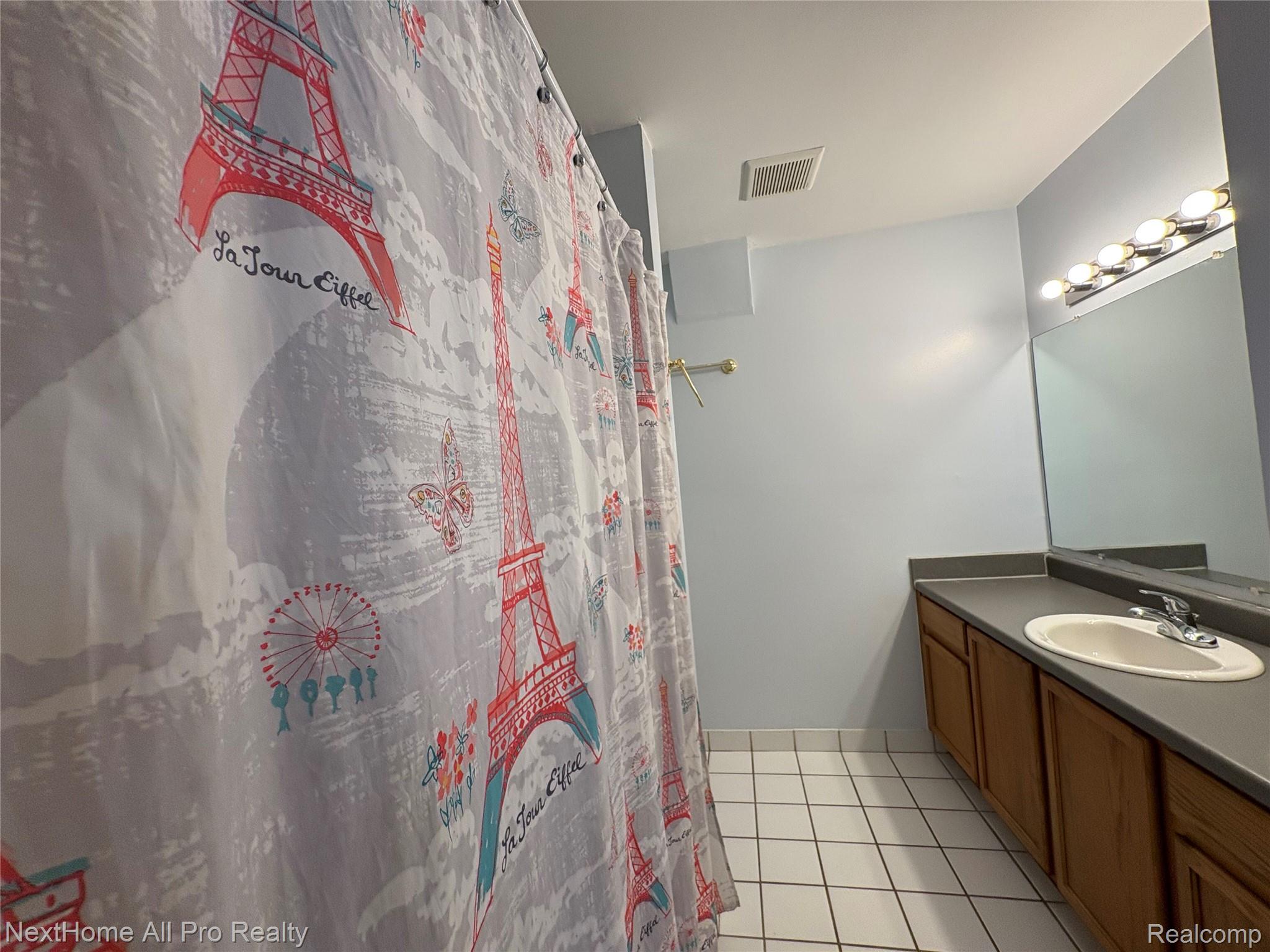 15487 Meyers Road Detroit, MI 48227 - Photo 11 of 14 Full Bathroom with shower/tub and large vanity.