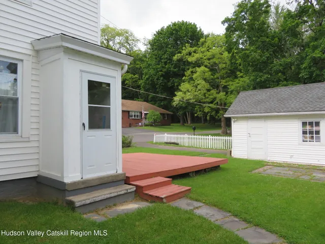 a view of a house with backyard and garden
