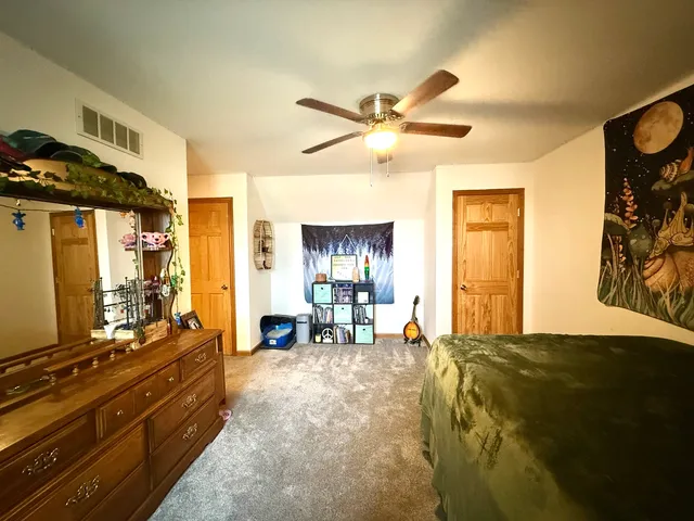 a view of livingroom with furniture