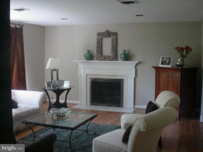 7525 Salem Road Falls Church, VA 22043 - Photo 2 of 30 Living Room