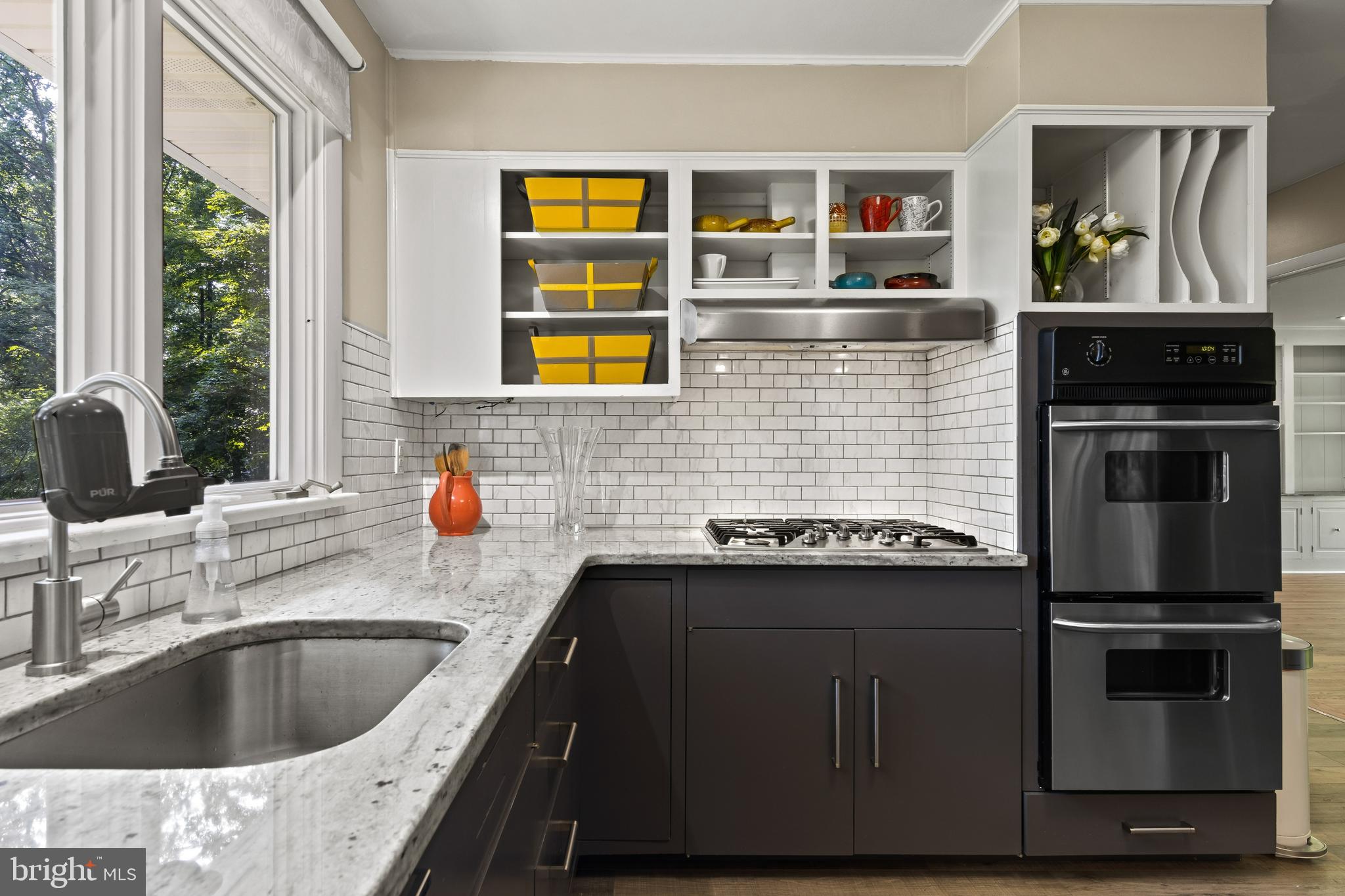 655 Malin Road Newtown Square, PA 19073 - Photo 14 of 28 New granite counters, backsplash, & appliances