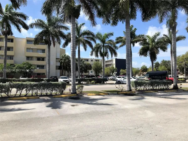 $2,000 | 10000 Northwest 80th Court, Unit 2543, Hialeah Gardens, FL 33016