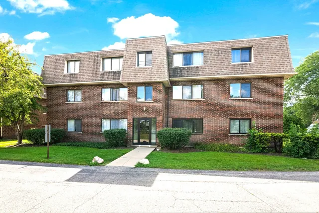 a brick building that has a lots of windows in it