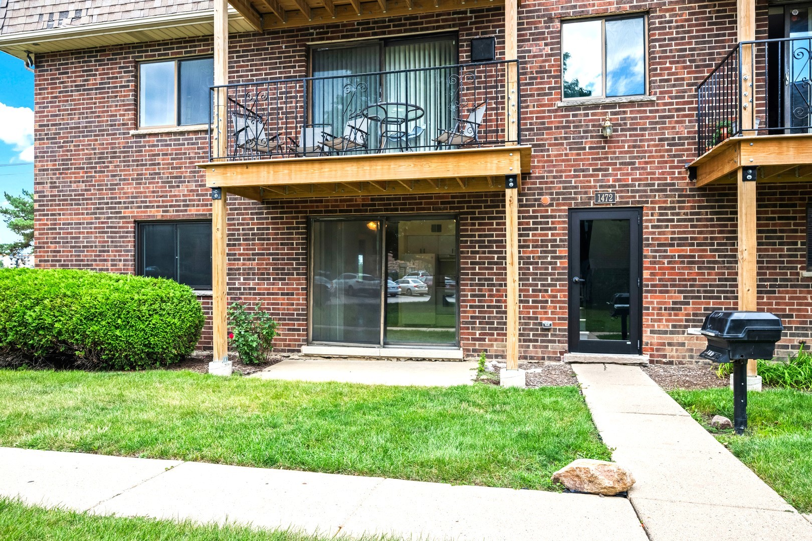 1472 Carol Court, Unit 1A Palatine, IL 60074 - Photo 11 of 11 a front view of a house with garden