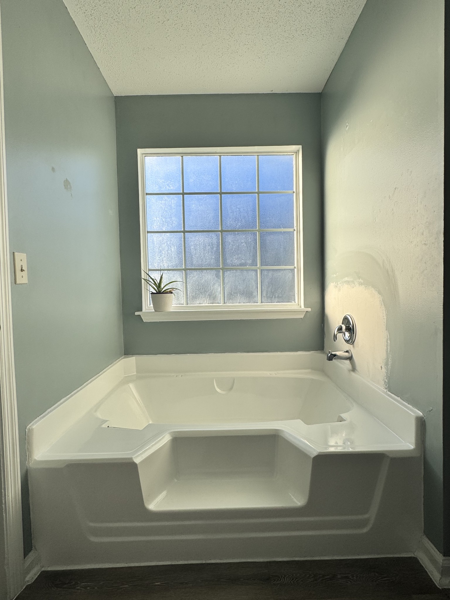 589 Hollandale Road La Vergne, TN 37086 - Photo 11 of 27 a sink sitting next to a window