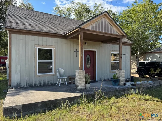 $1,150 | 414 South Esplanade Street, Cuero, TX 77954