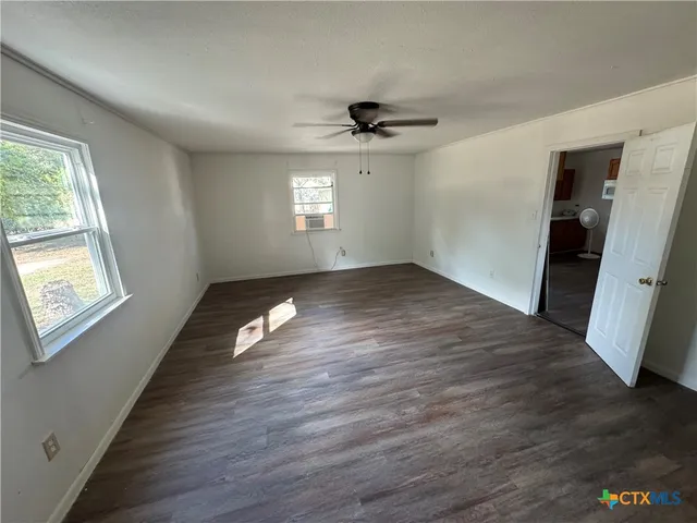 $1,150 | 414 South Esplanade Street, Cuero, TX 77954