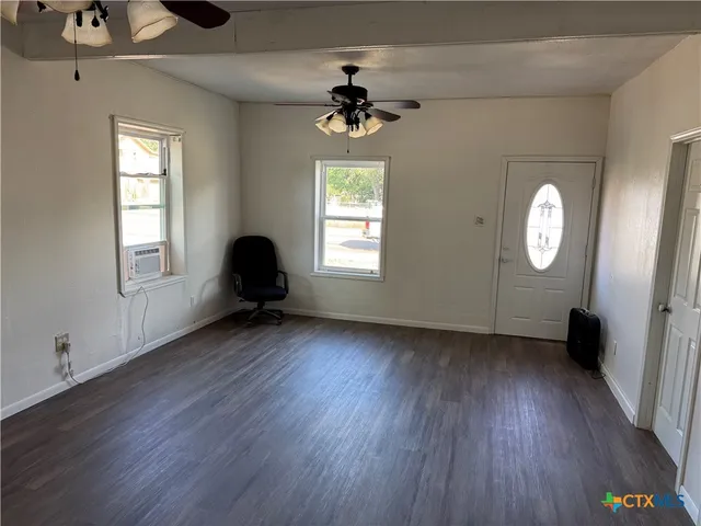 $1,150 | 414 South Esplanade Street, Cuero, TX 77954