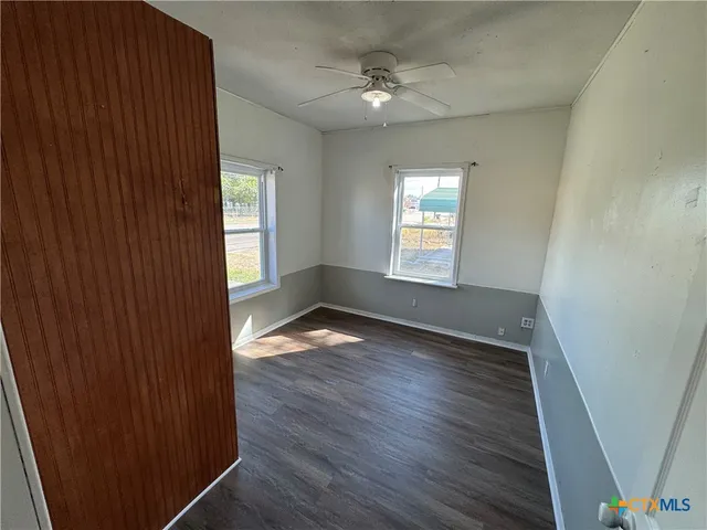 $1,150 | 414 South Esplanade Street, Cuero, TX 77954