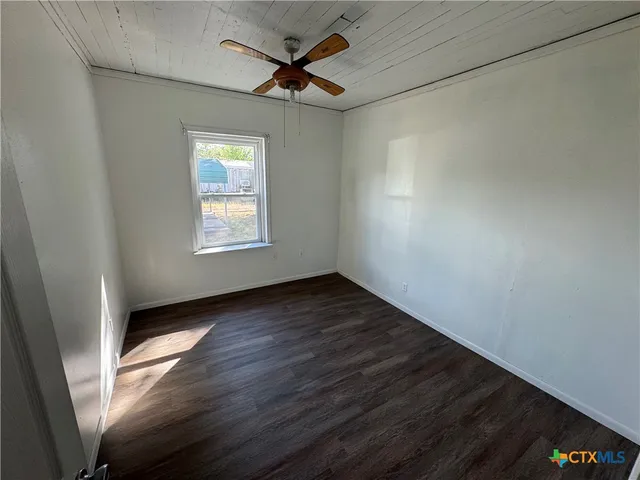 $1,150 | 414 South Esplanade Street, Cuero, TX 77954