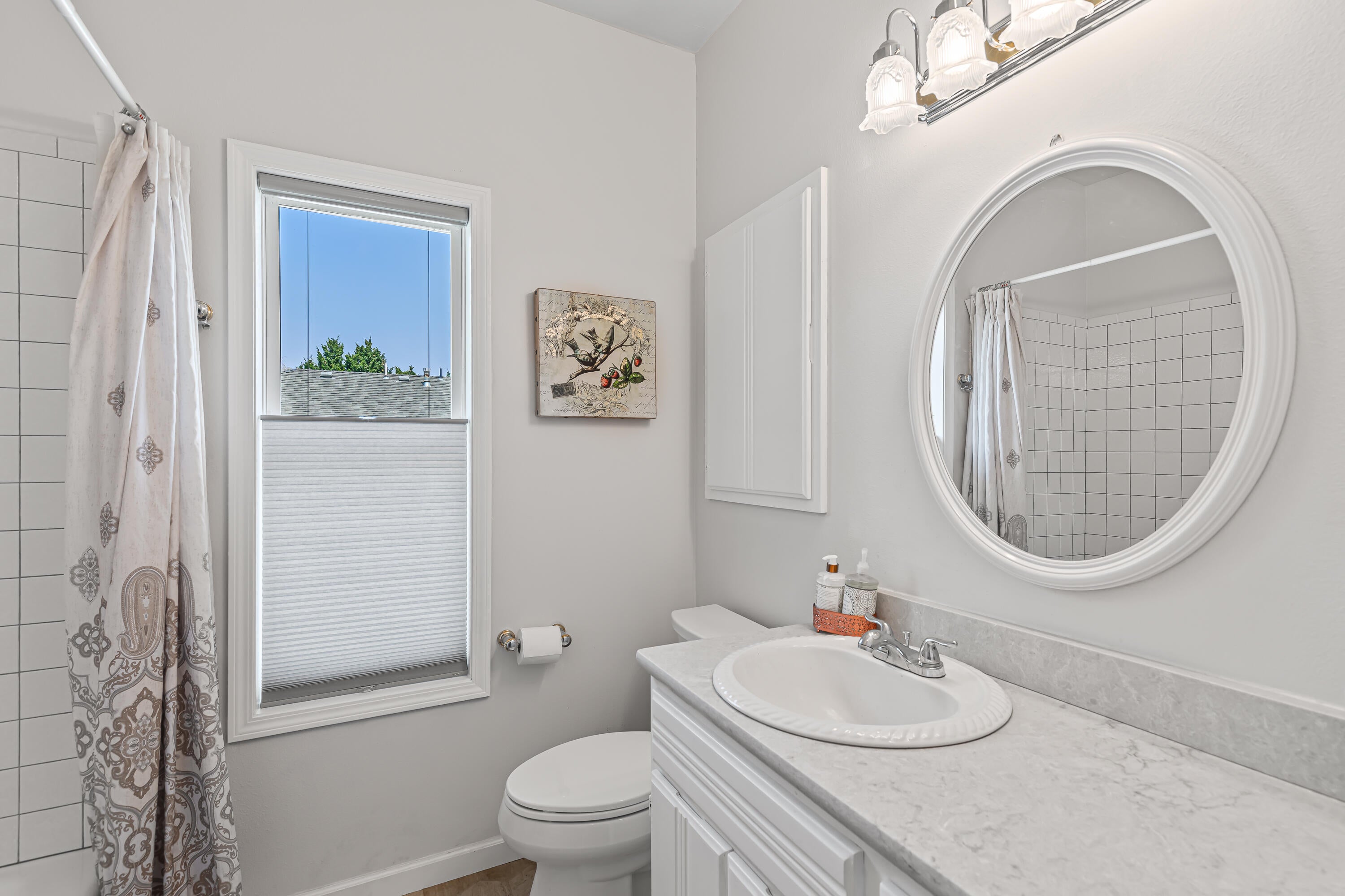 3821 Hilsinger Road Phoenix, OR 97535 - Photo 20 of 47 Guest Bathroom